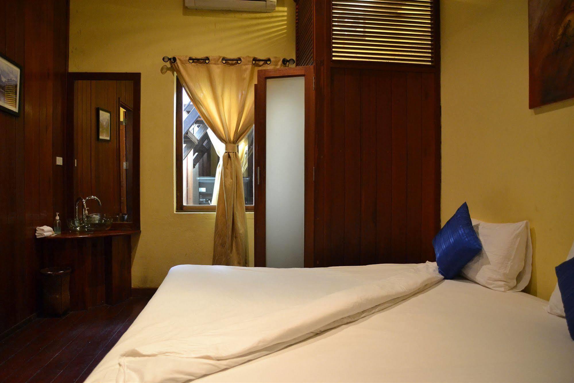 Inthira Thakhek Hotel Exterior photo